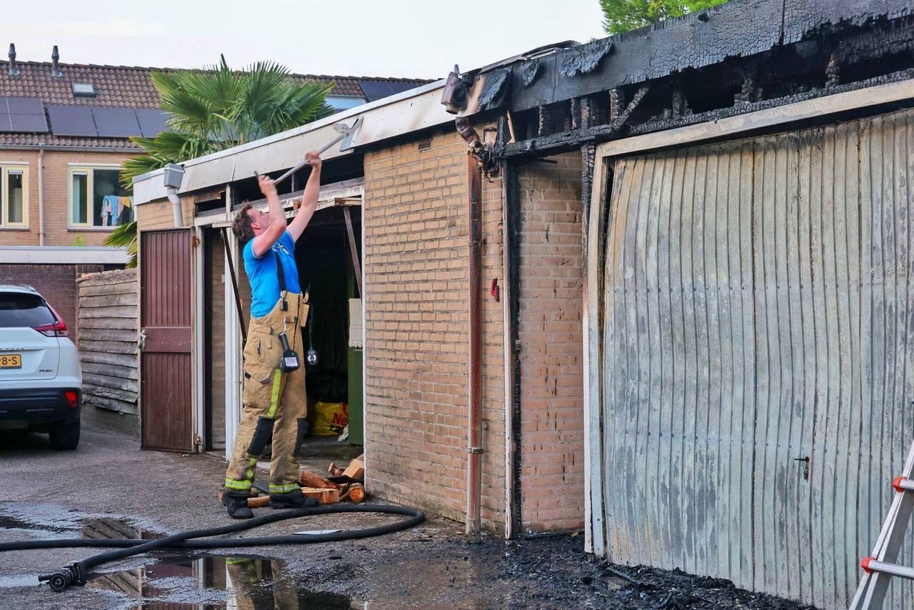 Ook wat schuurtjes liepen schade op (foto: Rico Vogels/Persbureau Heitink).