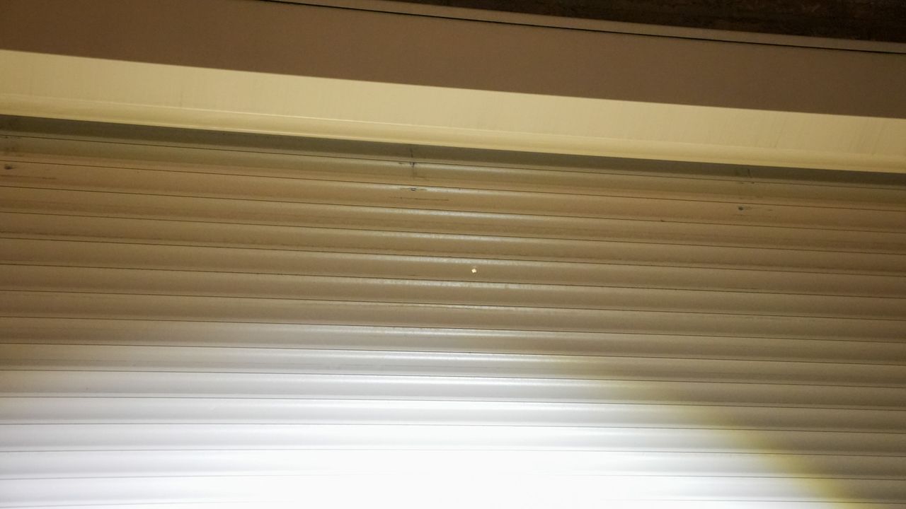 Het beschoten rolluik (Foto: Gabor Heeres/SQ Vision)es