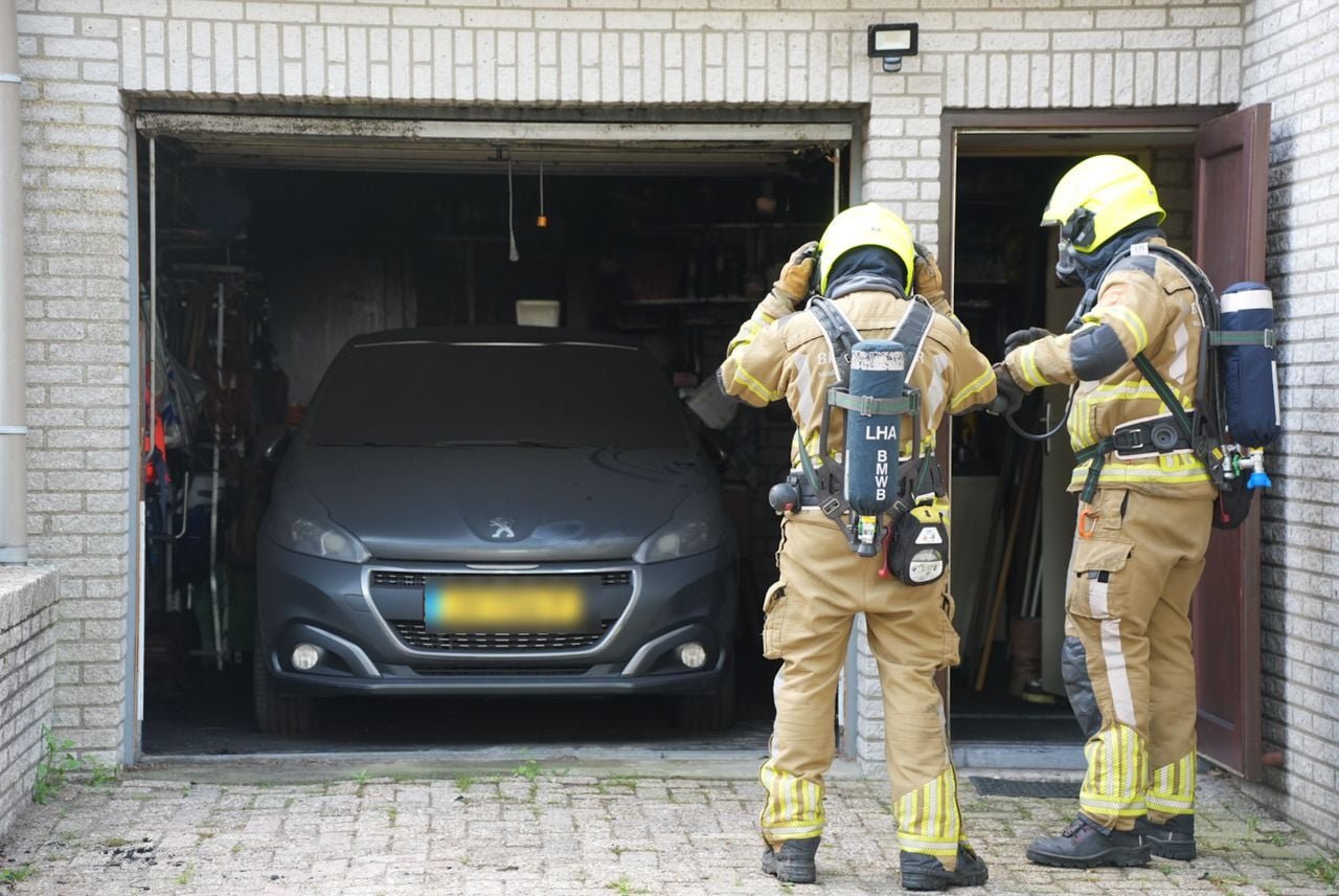 Brand in garage in Waspik (foto: Erik Haverhals / Persbureau Heitink).