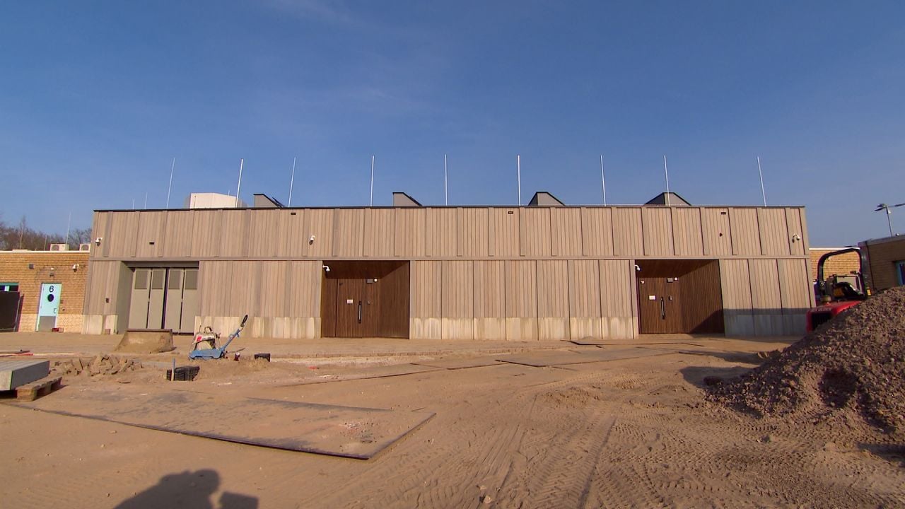 De zittingszaal van buiten op het terrein van de PI Vught, maart 2025 (foto: Omroep Brabant).