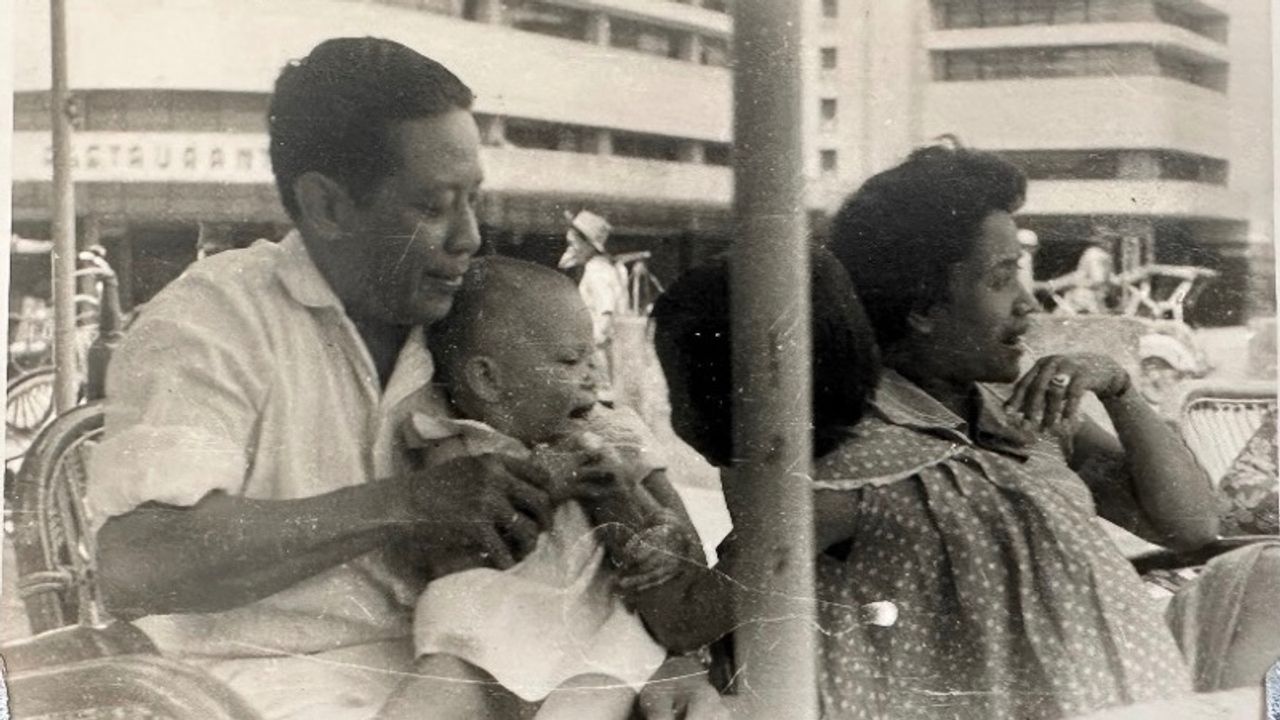 Isje met haar ouders en zusje in Indonesië (foto: privé). 