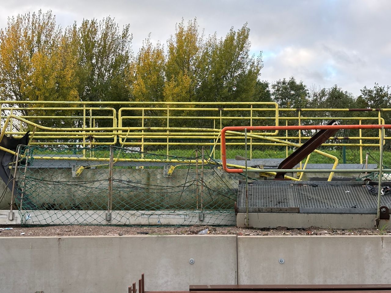 Verwrongen bruggen en een kapot hek bij het bedrijf (foto: Raymond Merkx).