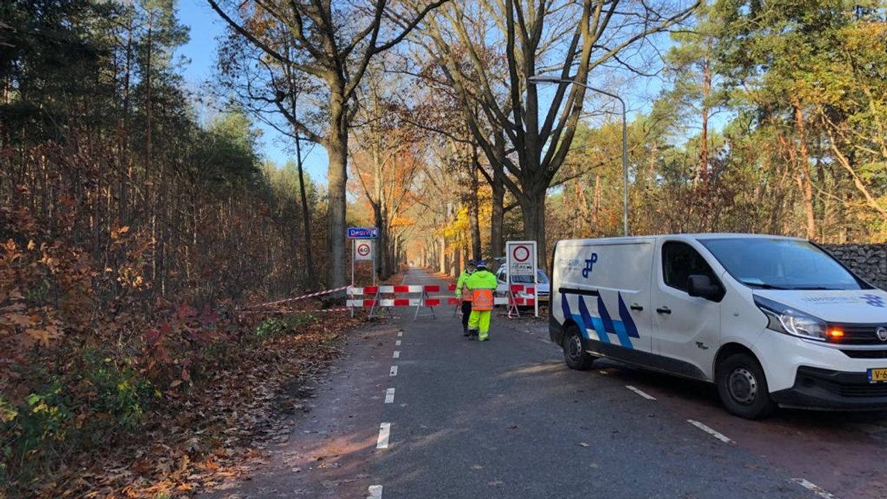 Het gebied rond de vrachtwagen is afgezet (foto: René van Hoof).