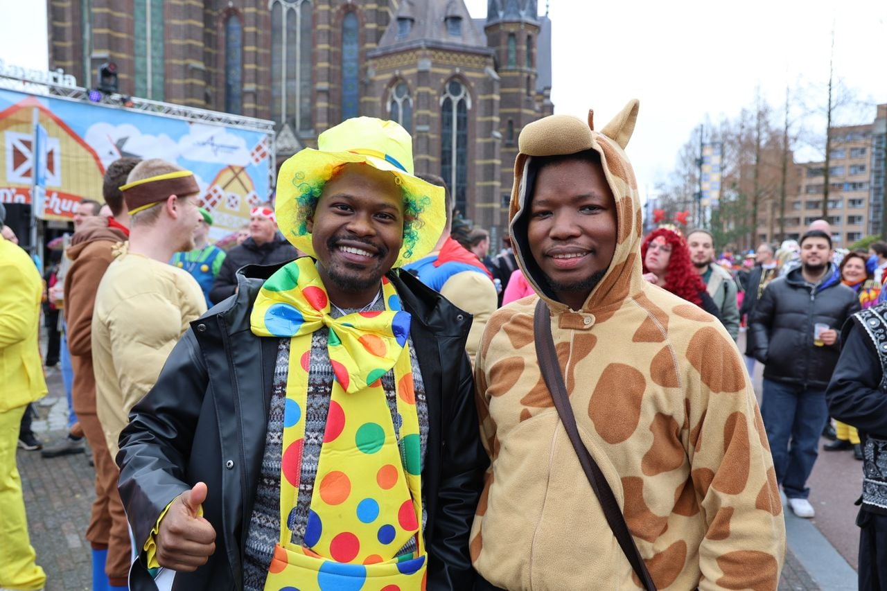 Sinawo en Kealan uit Zuid-Afrika houden wel van de gekkigheid rond carnaval (foto: Lobke Kapteijns). 