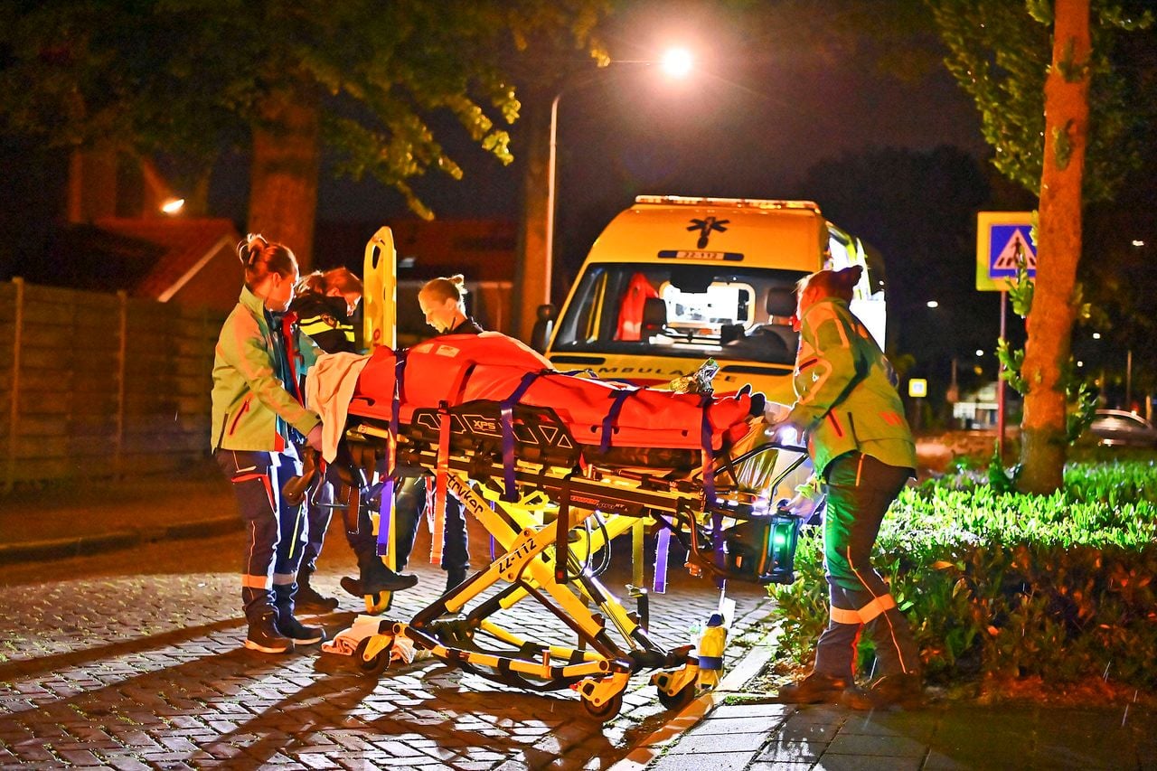 Het slachtoffer is na de aanrijding in Valkenswaard naar een ziekenhuis gebracht (foto: Rico Vogels/Persbureau Heitink).
