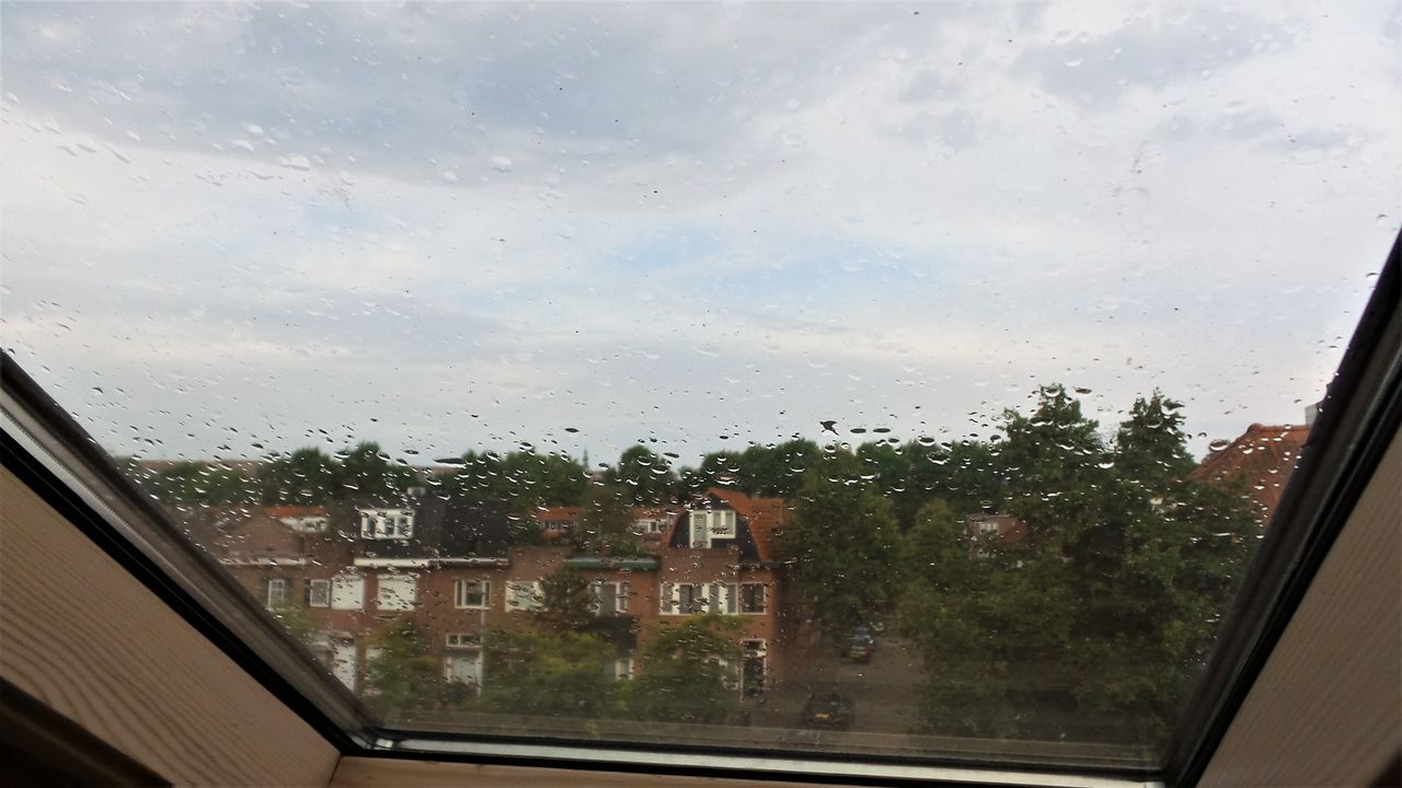 Zachtjes tikt de regen op het zolderraam na een plaknacht in Breda. (Foto: Henk Voermans)