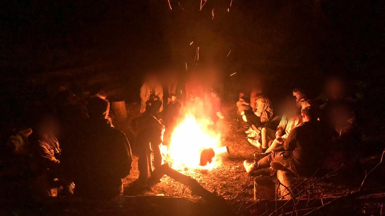 Een illegaal bosfeest (foto: Joris van Duin)