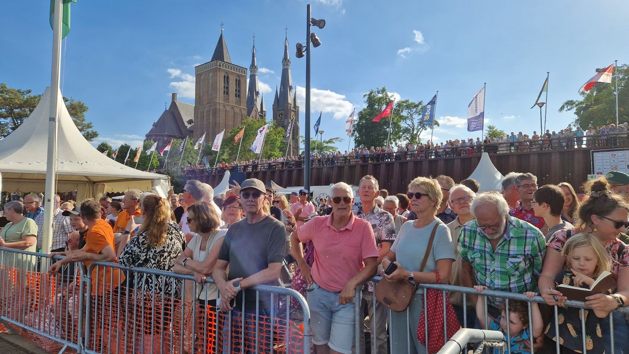 Veel mensen op de kade bij Cuijk (foto: Tom Berkers). 