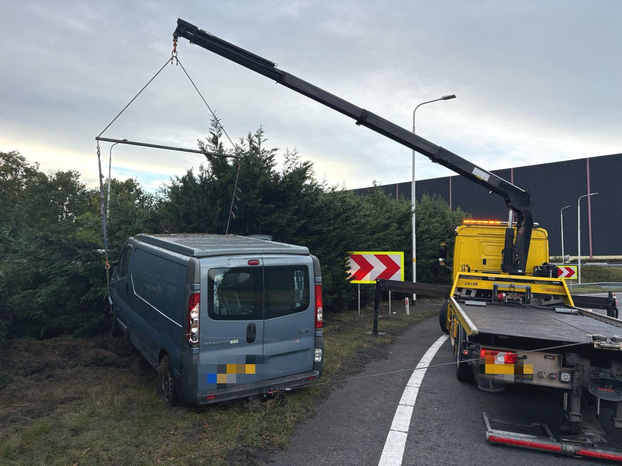 Het bestelbusje moet uit de bosjes worden getakeld (foto: weginspecteur Ivo/Rijkswaterstaat).