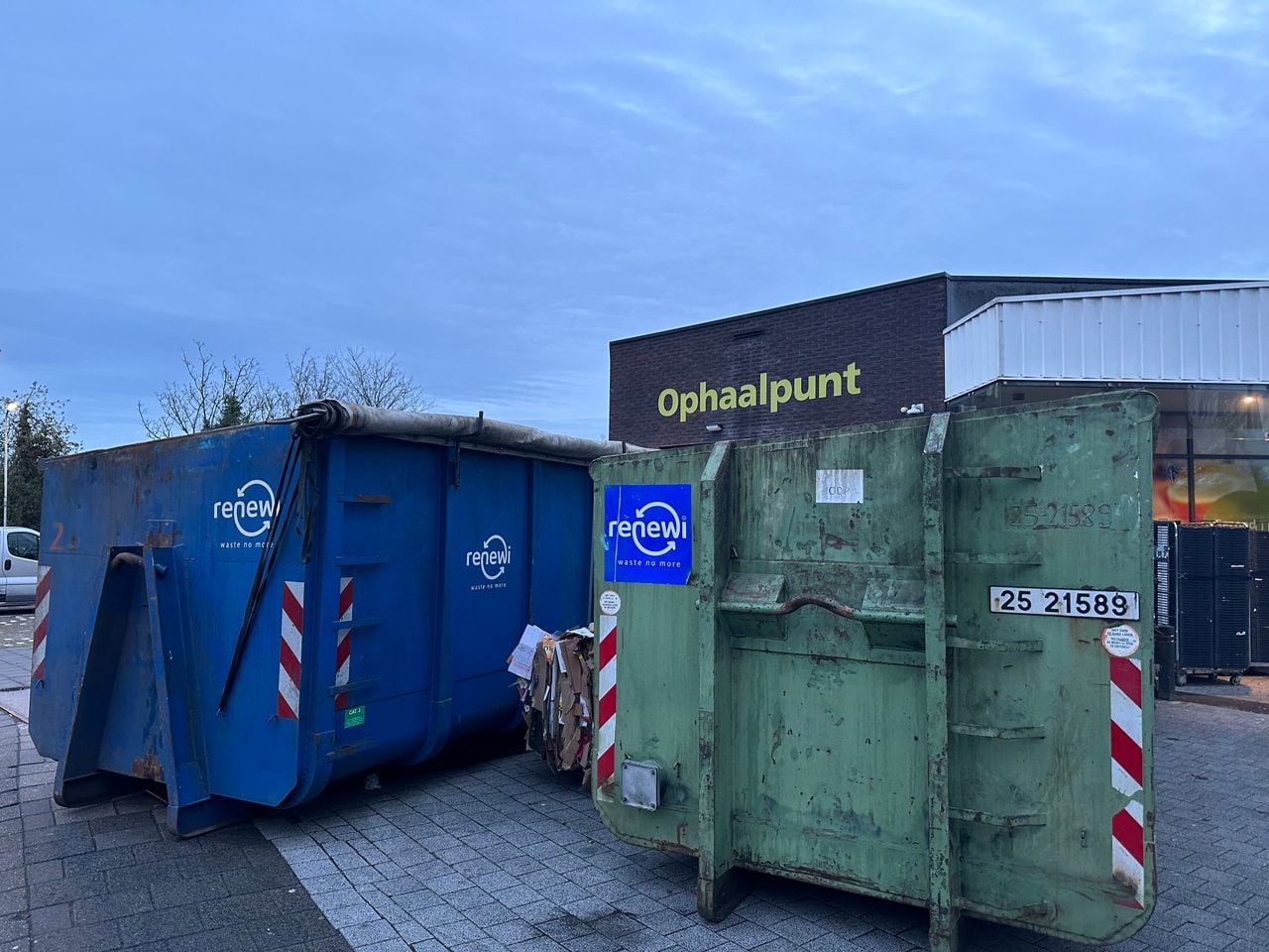 Aan de achterzijde van de winkel staan twee grote vuilcontainers waar de voorraad in verdwijnt (foto: Floortje Steigenga).