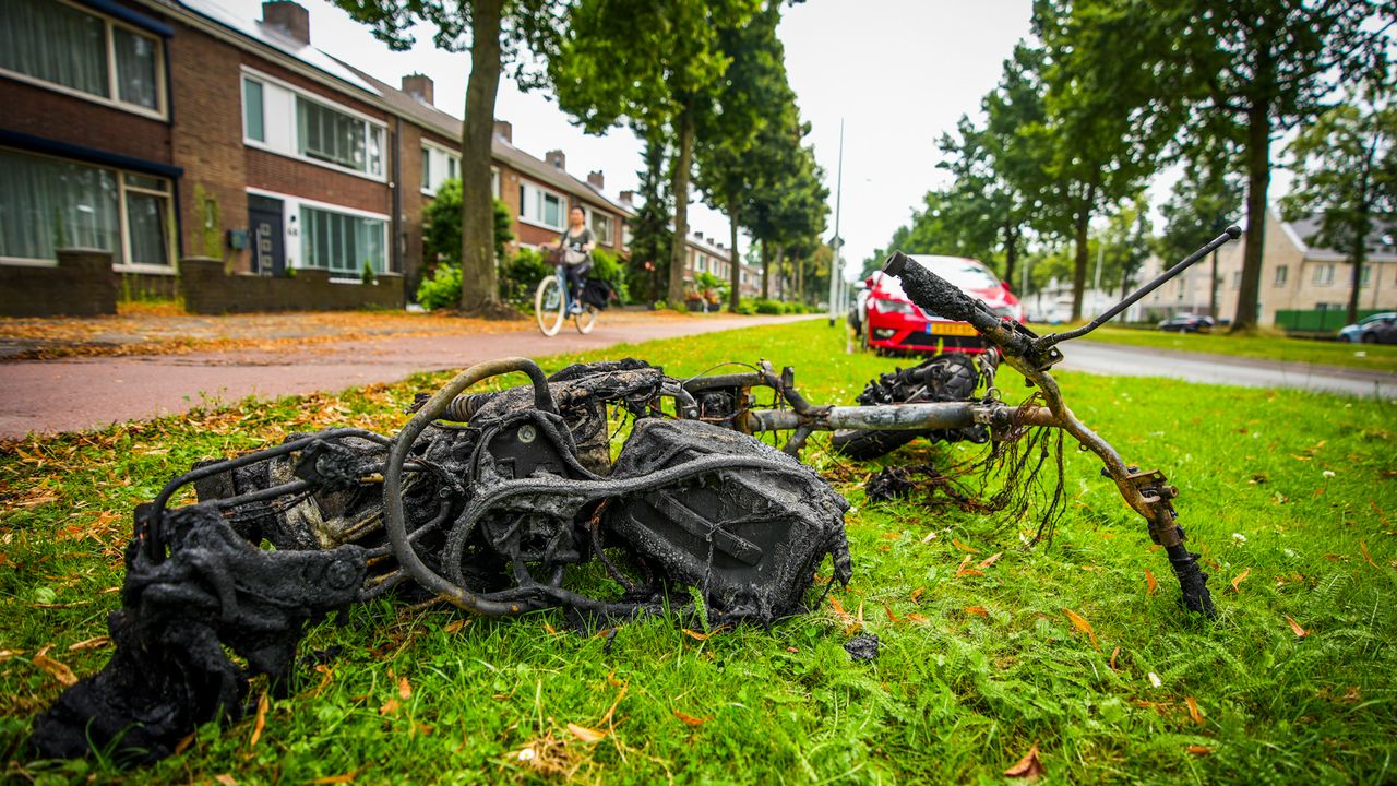 Van de scooter aan de Doctor Berlagelaan in Eindhoven is alleen nog een hoopje schroot over (foto: SQ Vision).