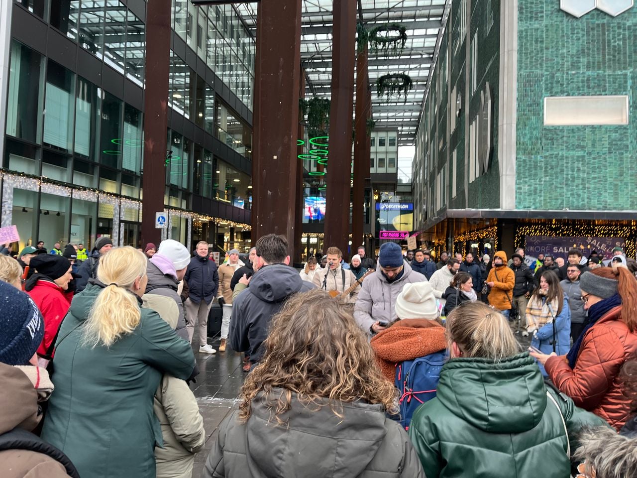 Aanhangers volgen Tom de Wal tijdens de flyeractie in Eindhoven (foto: Floortje Steigenga / Omroep Brabant).