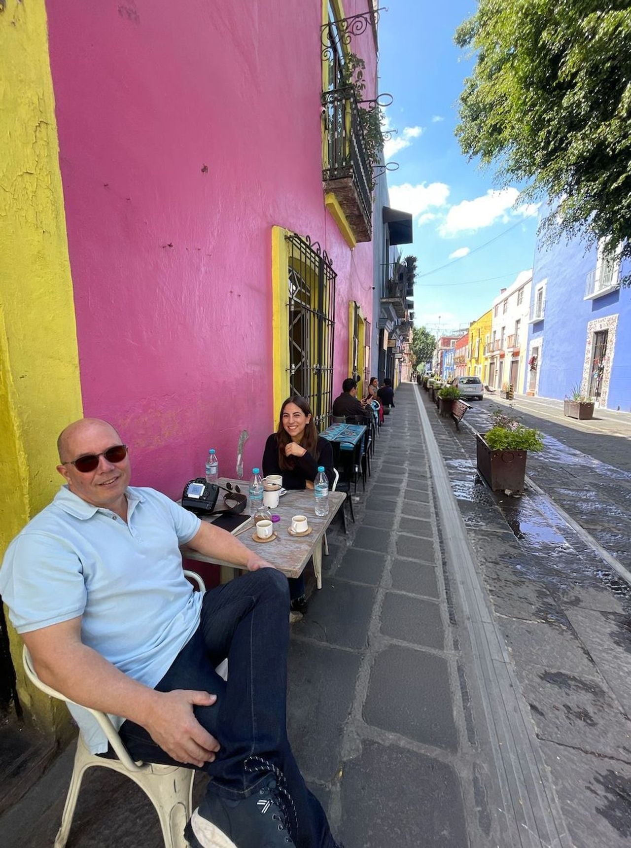 Bart aan tafel met de programmaleider in Mexico. 
