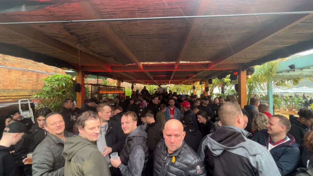 De PSV-supporters verzamelen zich in de kroeg (foto: Yannick Wezenbeek). 