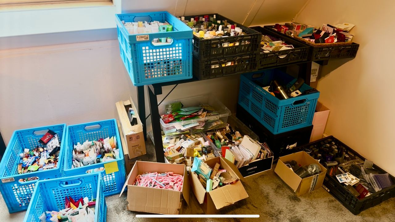 Pakketjes voor mensen die ziek thuis zijn en geen werk hebben. (Foto: Jan Peels)