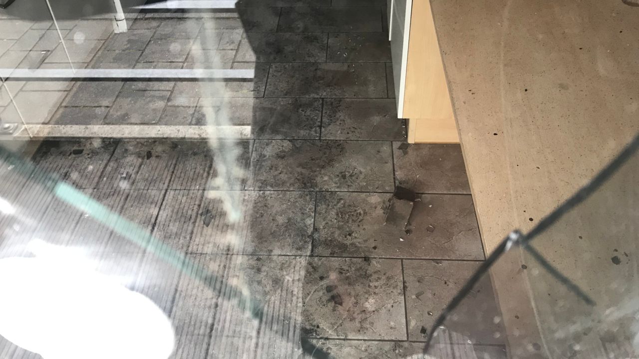 De schade in het huis. (Foto: Ilse Schoenmakers)