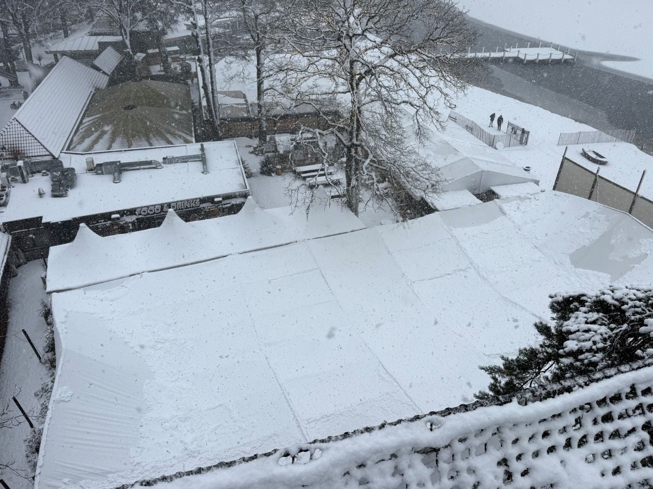 Dak ijsbaan Vught ingestort (foto: Bart Meesters/Persbureau Heitink).