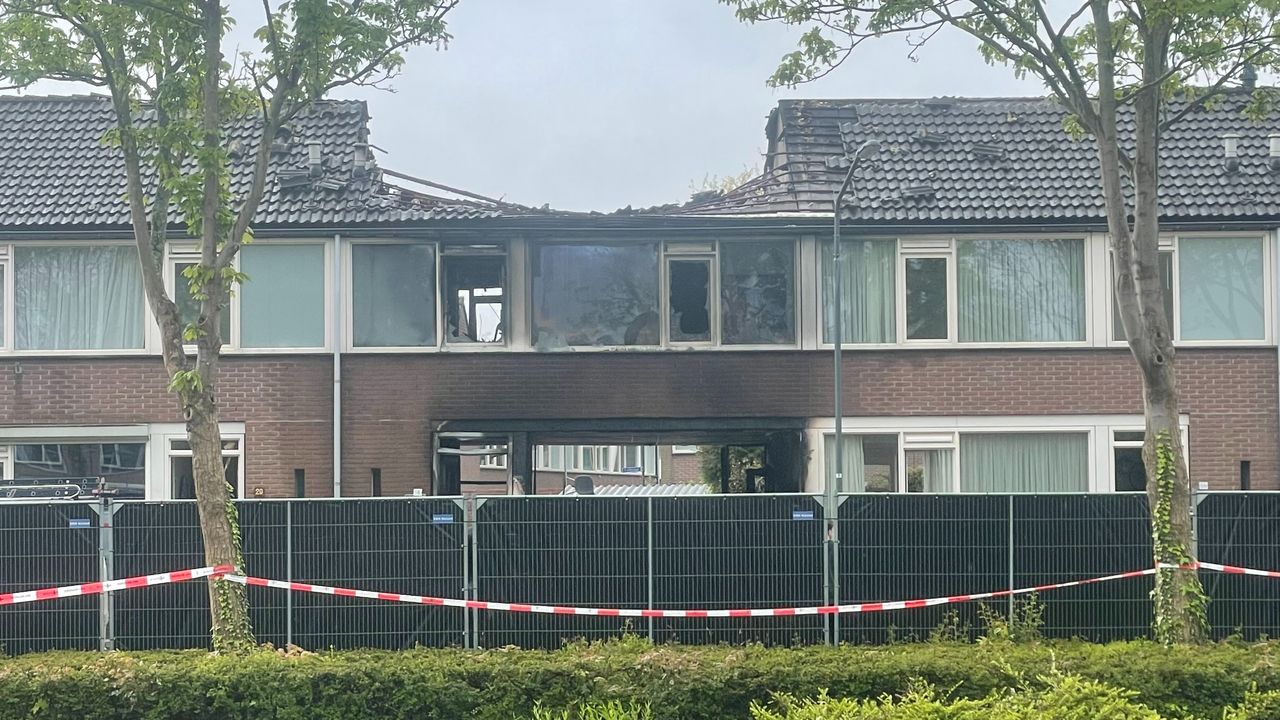 Voor het huis waar de brand woedde zijn zwarte schermen neergezet (foto: Jos Verkuijlen).