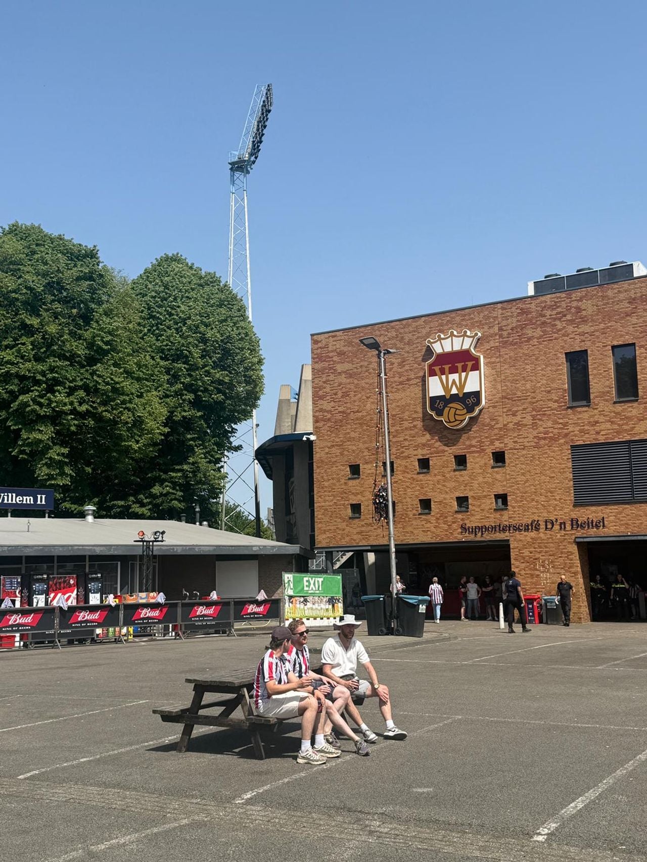Eerste fans druppelen binnen op het fanplein bij het stadion van Willem II
