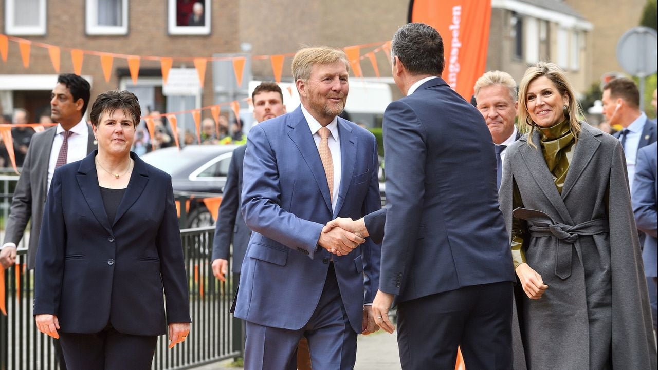Koning Willem-Alexander en schooldirecteur Kamal Assou (foto: Erald van der Aa).
