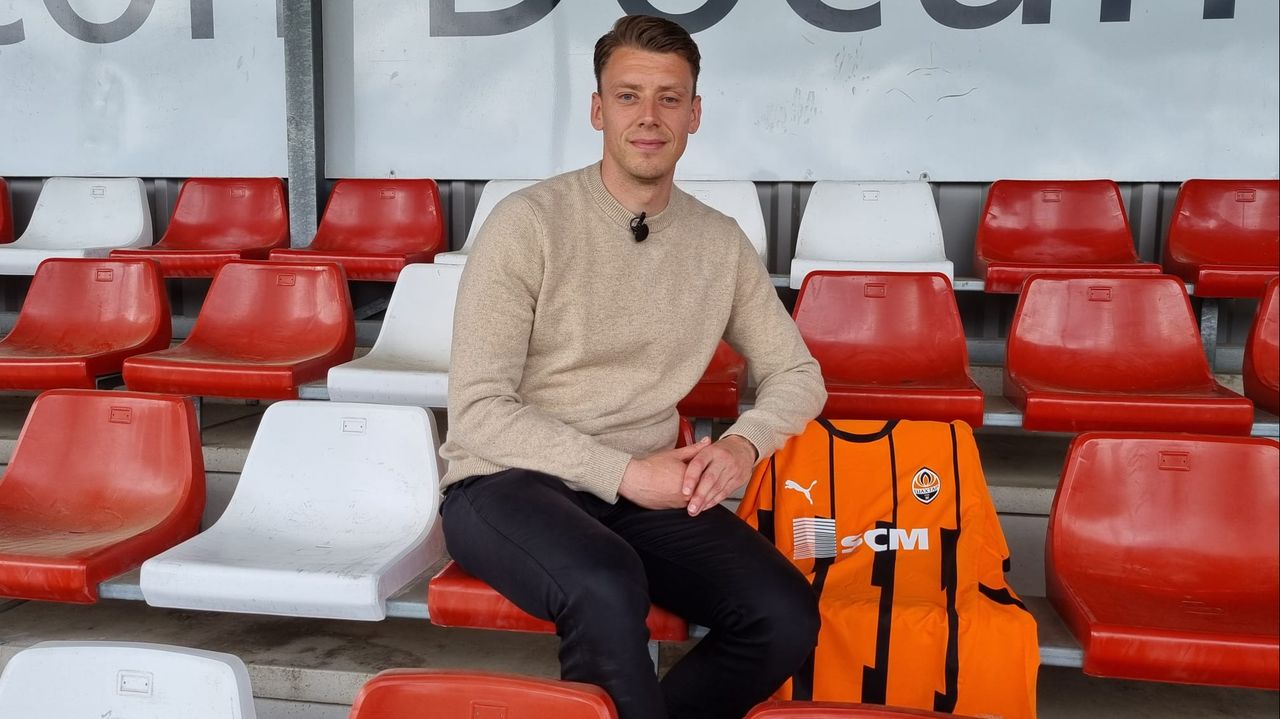 Jeroen Schepens op de tribune van JVC Cuijk, de club waar hij startte als voetballer en jeugdtrainer. (Foto: Leon Voskamp)