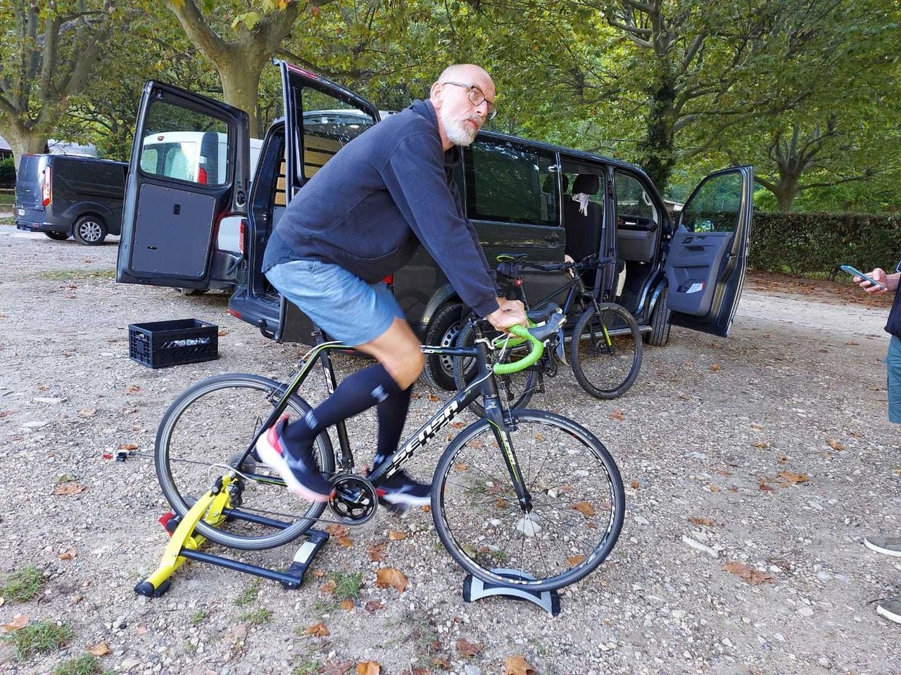 Kiske op de rollers om de kramp eruit te fietsen na zijn eerste beklimming van de Mont Ventoux (foto: Ruud van der Meijden).