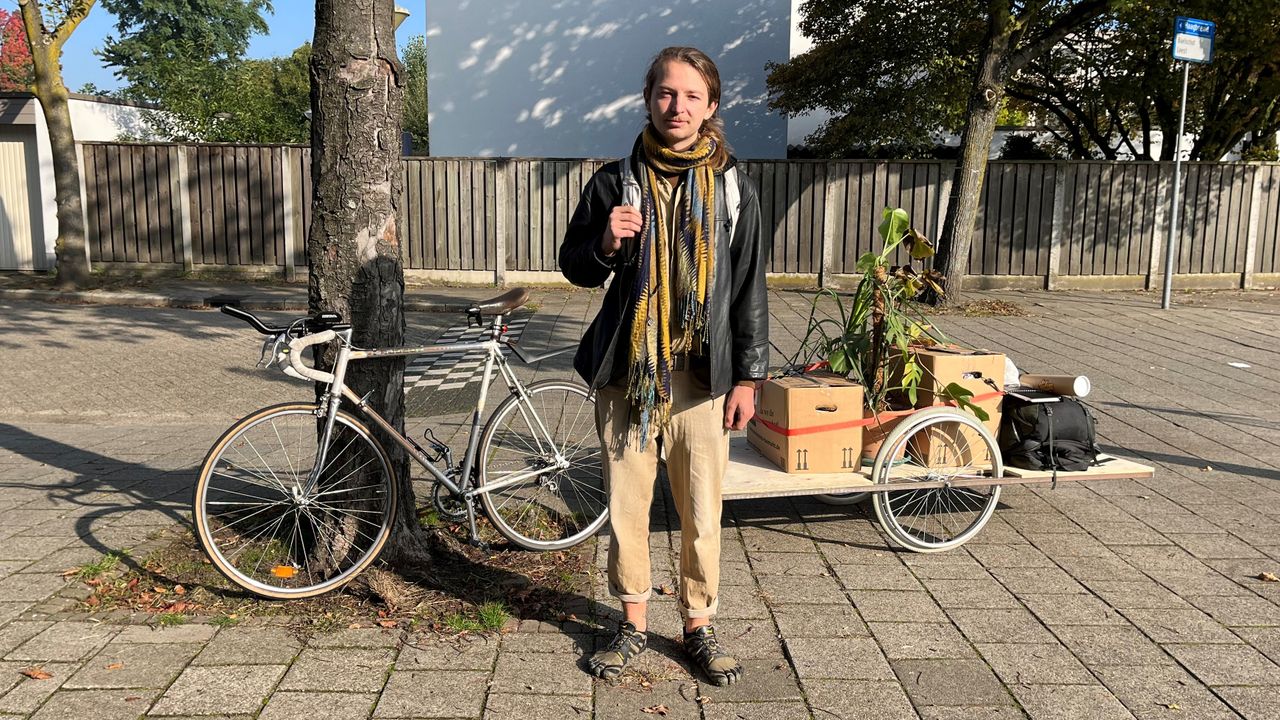 De Eindhovense student Henry bouwt een fietstrailer om in te wonen (foto: Rogier van Son).