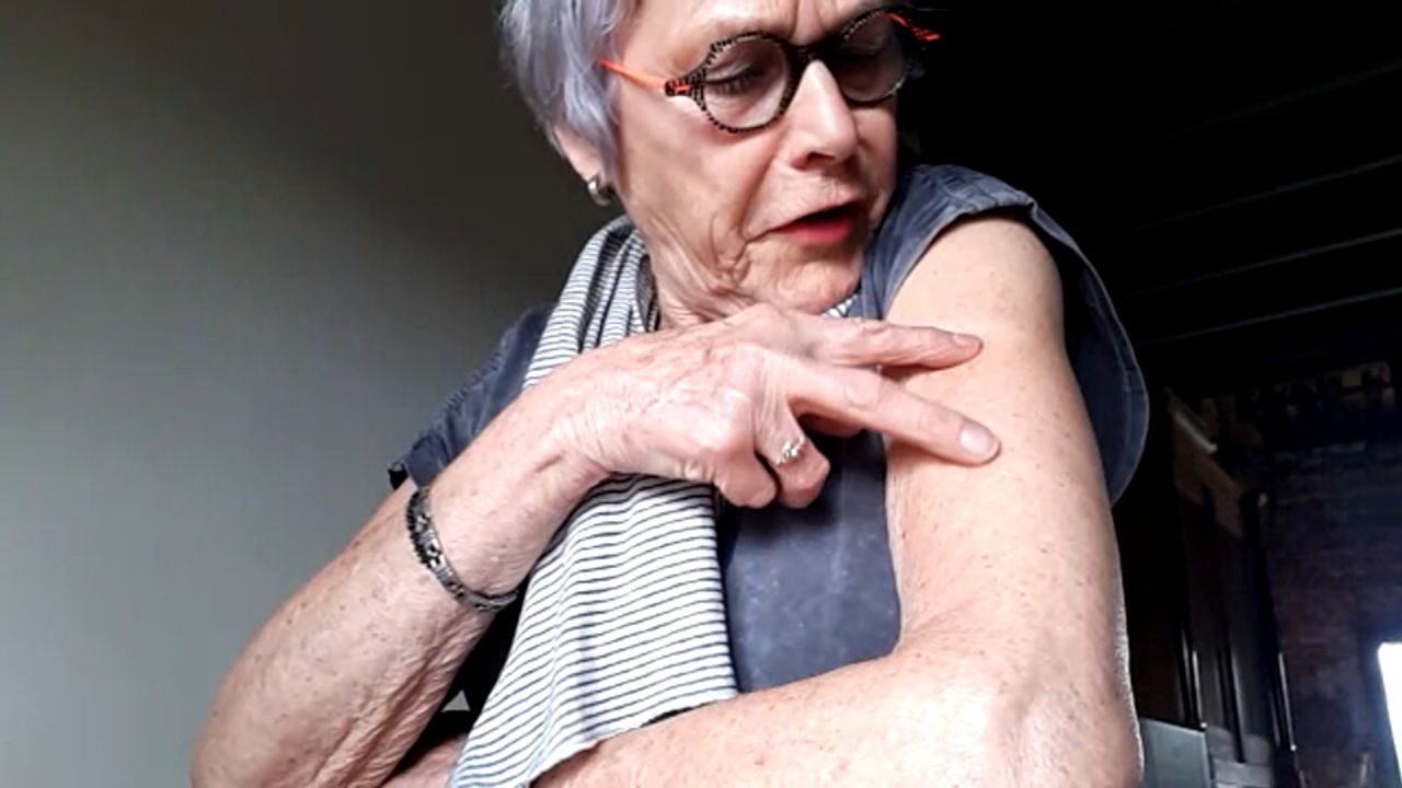 Marianne toonde eerder de plek waar haar tatoeage vandaag moest komen.