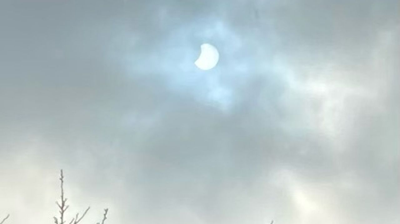 Beeld van de gedeeltelijke zonsverduistering vanuit Tilburg (foto: Carla).