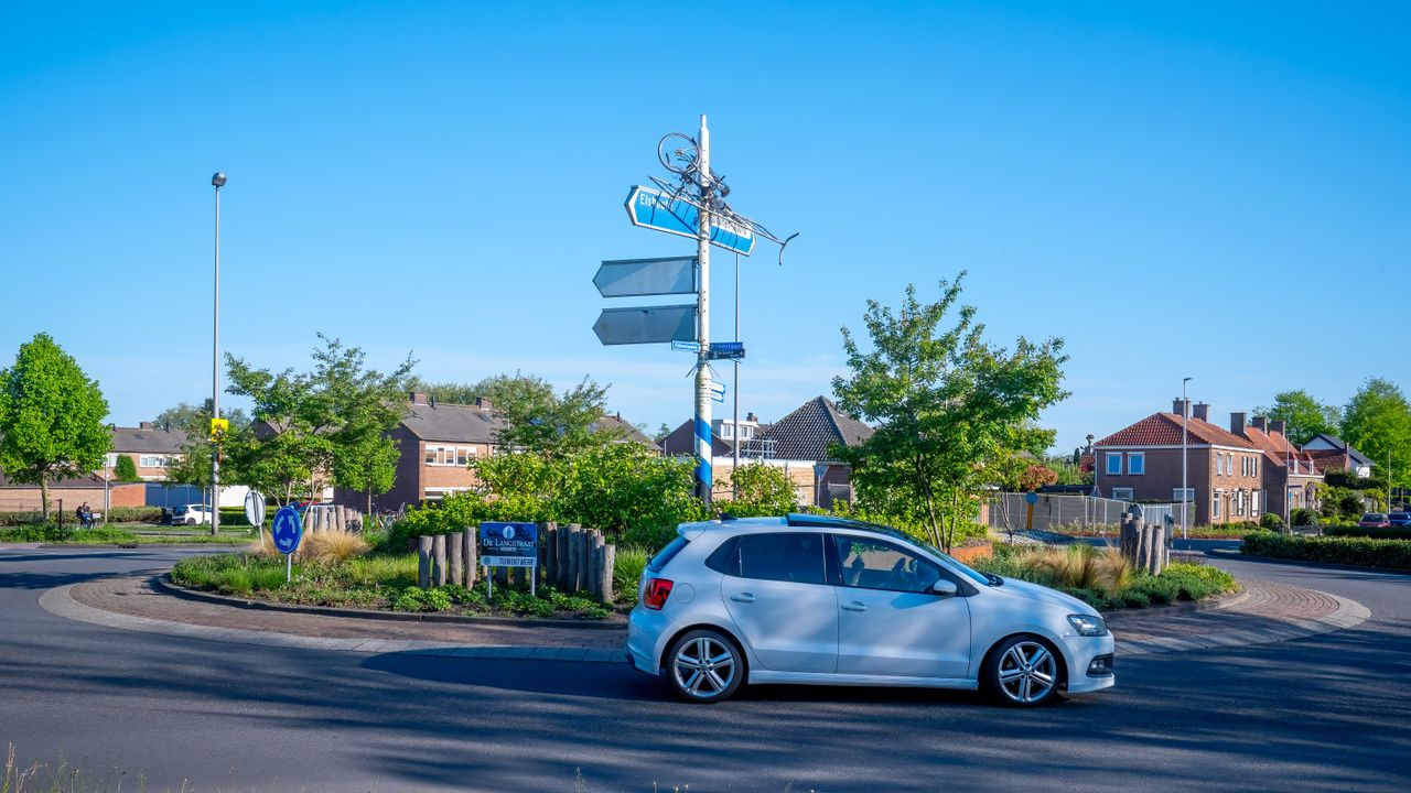 Het is de tweede keer dat er een fiets in de paal wordt gehangen (foto: Eye4images).