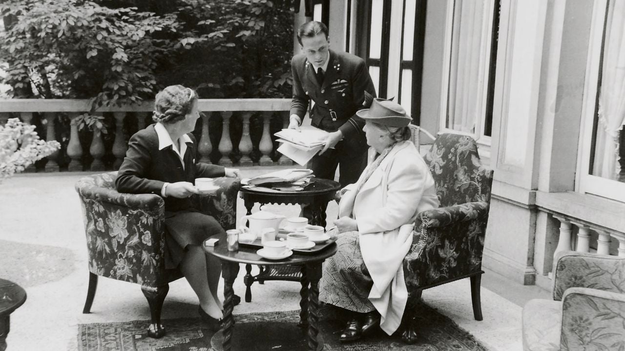 De koningin (rechts) op Anneville met haar dochter Juliana en adjudant Erik Hazelhoff Roelfzema (foto: Nationaal Archief).