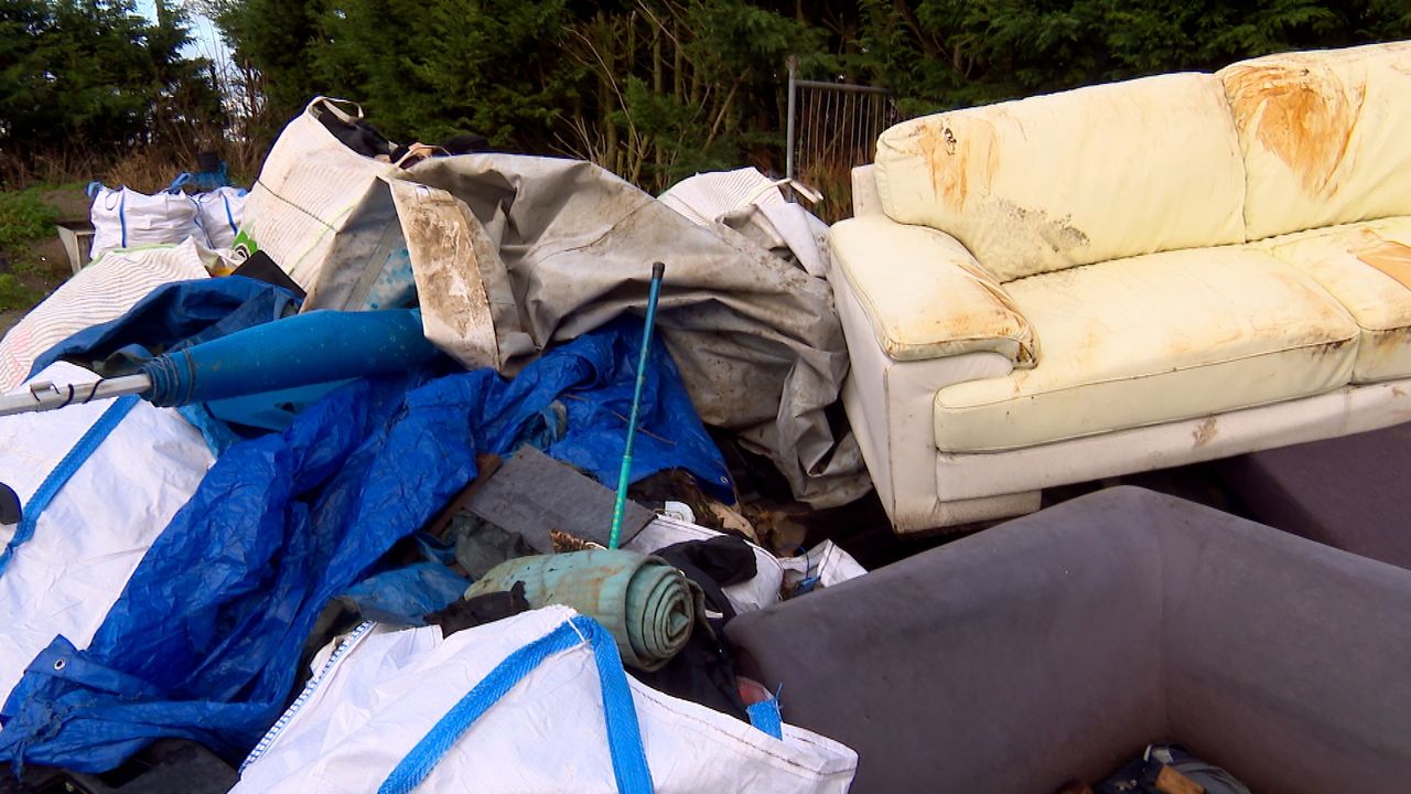 Sven heeft alle troep buiten op één hoop verzameld