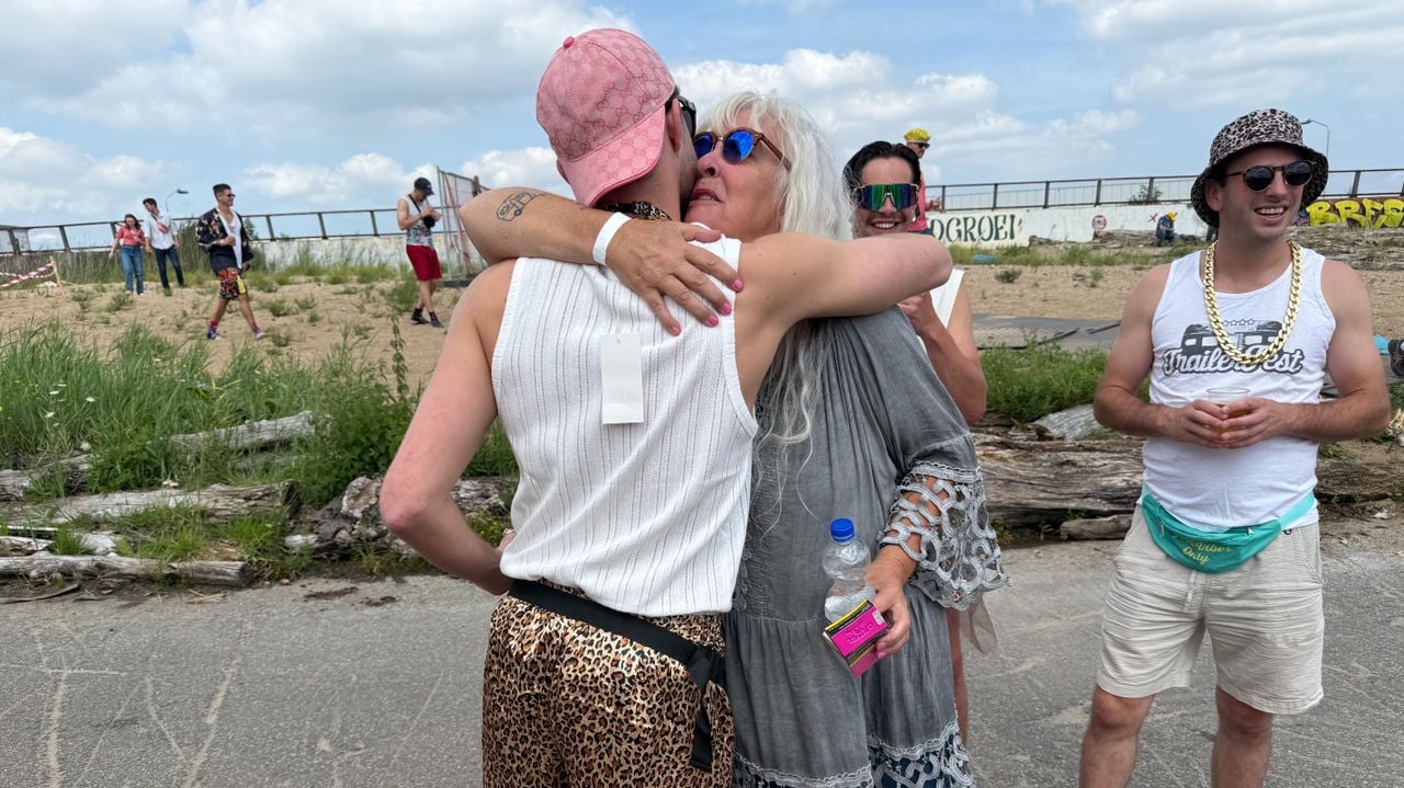 Iedereen knuffelt met de tantes (foto: Jos Verkuijlen).