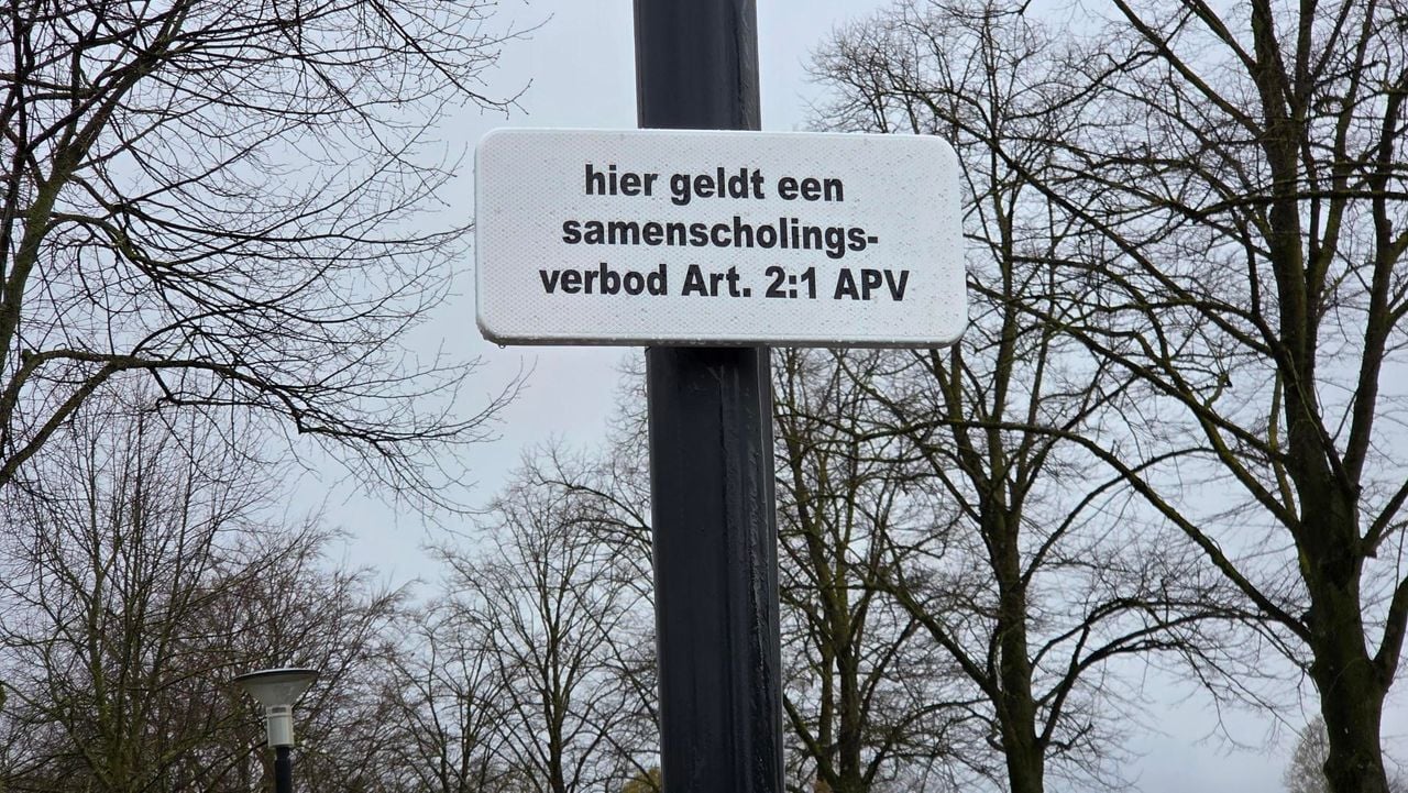 Op verschillende plekken zijn borden geplaatst waar het samenscholingsverbod geldt (foto: Omroep Brabant).