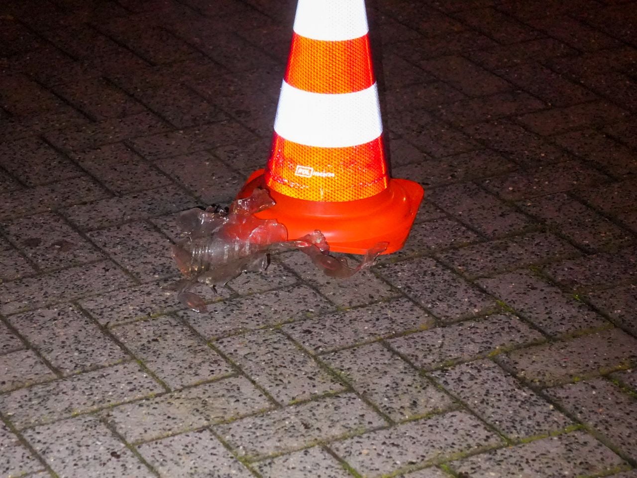 Fles gevonden op straat na explosie bij huis in Helmond (foto: Harrie Grijseels / Persbureau Heitink).