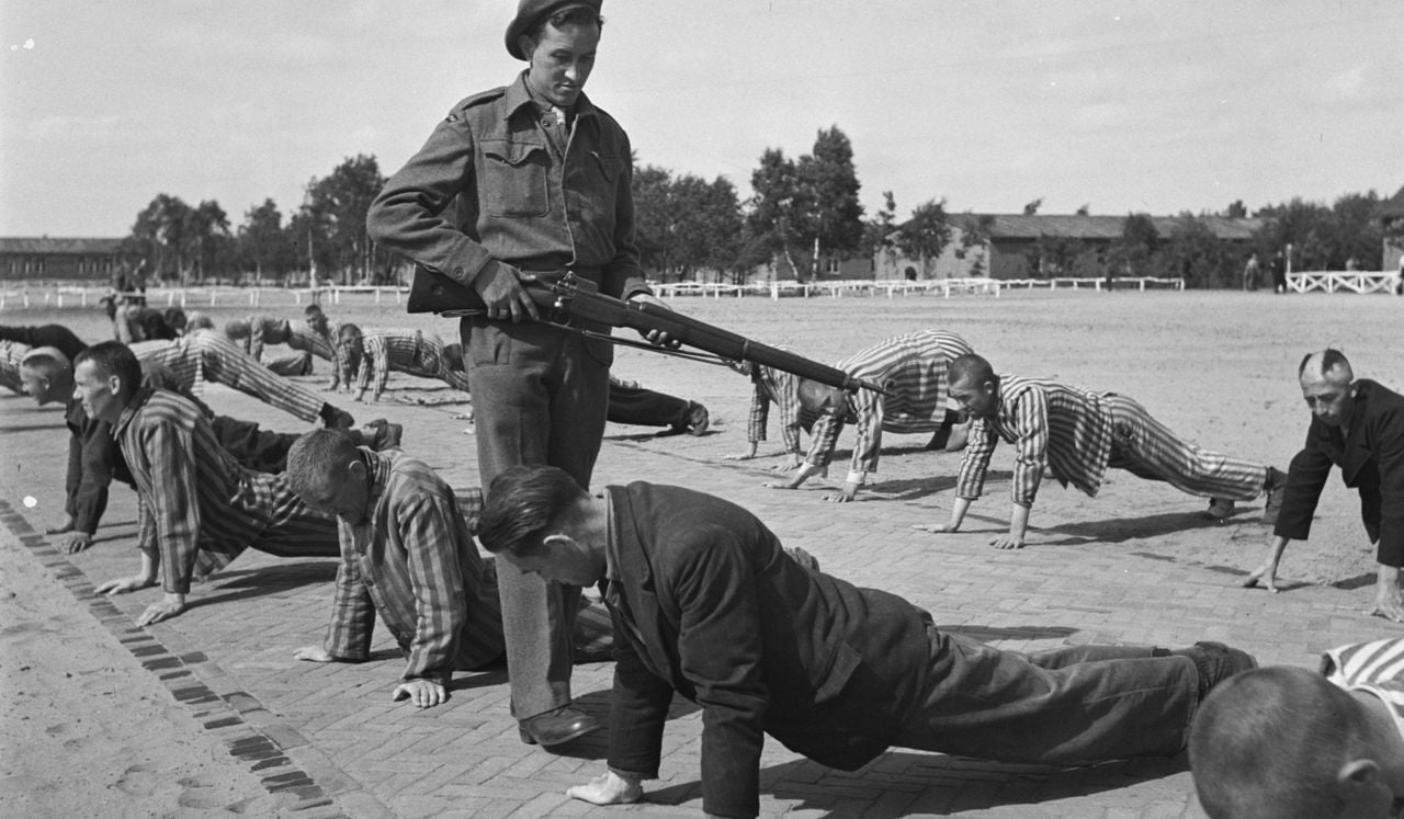 Vermeende landverraders en oorlogsmisdadigers werden na de oorlog in Kamp Vught soms vernederd en mishandeld. (foto: Nationaal Archief)