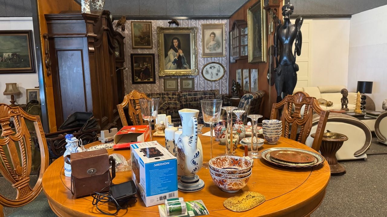 Het huis van de mannen staat vol met de gekste spullen (foto: Omroep Brabant).