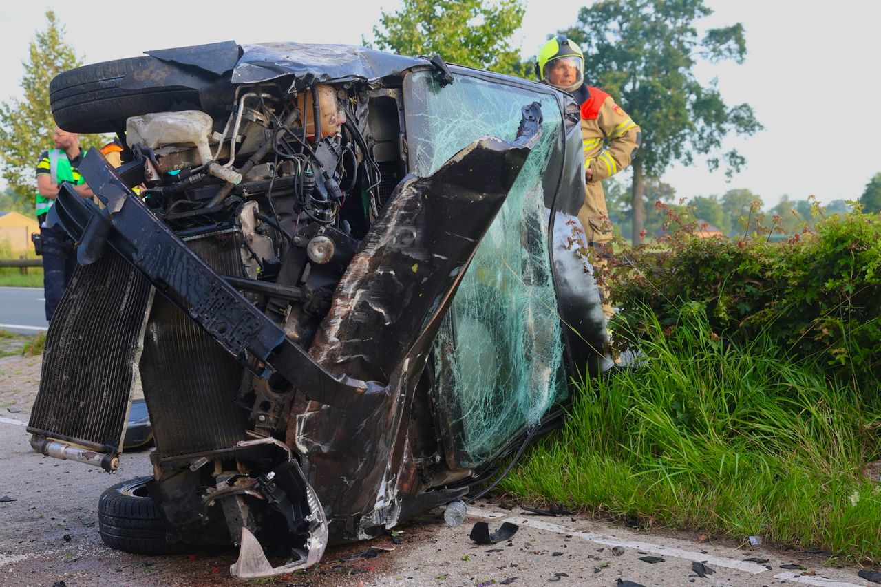 Van de auto bleef na de crash in Boxtel weinig over (foto: Sander van Gils/SQ Vision).