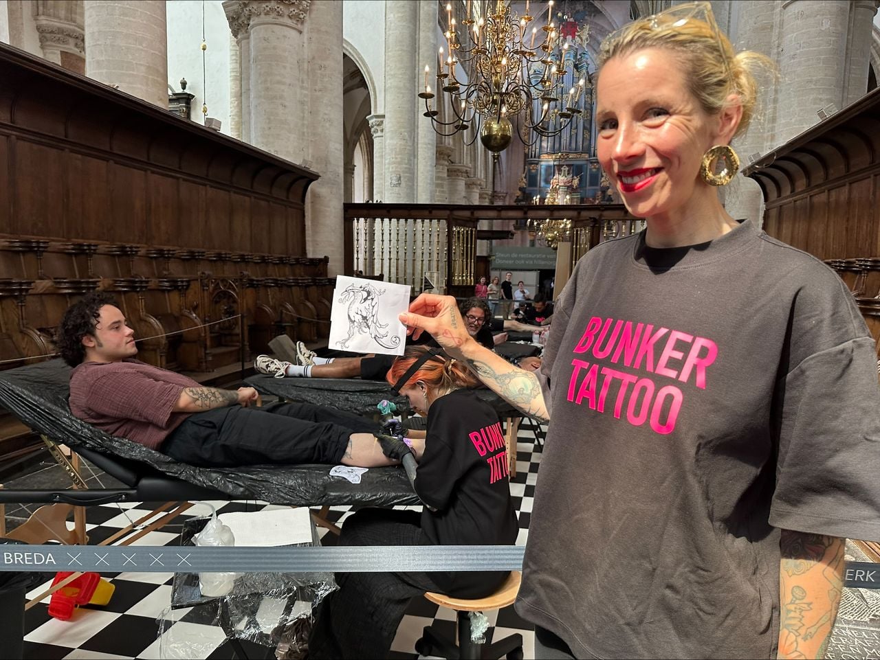 Mirjam toon het ontwerp dat Mara op het been van Warre zet (foto: Omroep Brabant).