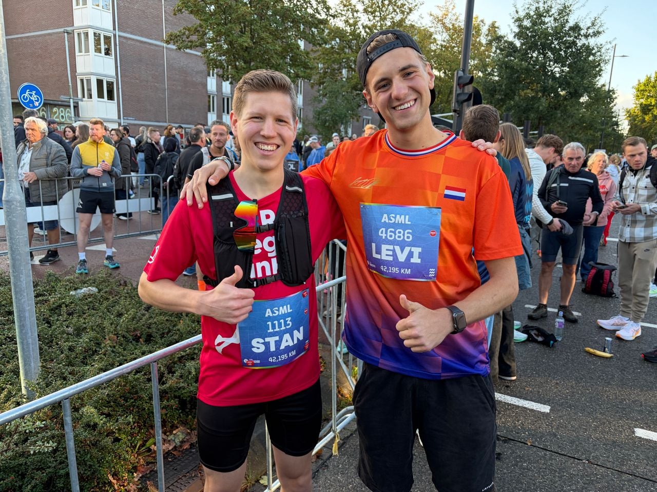 Levi uit Helmond en Stan uit Sittard rennen hun eerste marathon in Eindhoven (foto: Jan Peels).