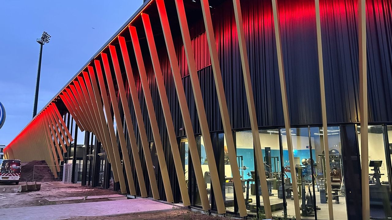 De rode belichting aan de buitenkant.