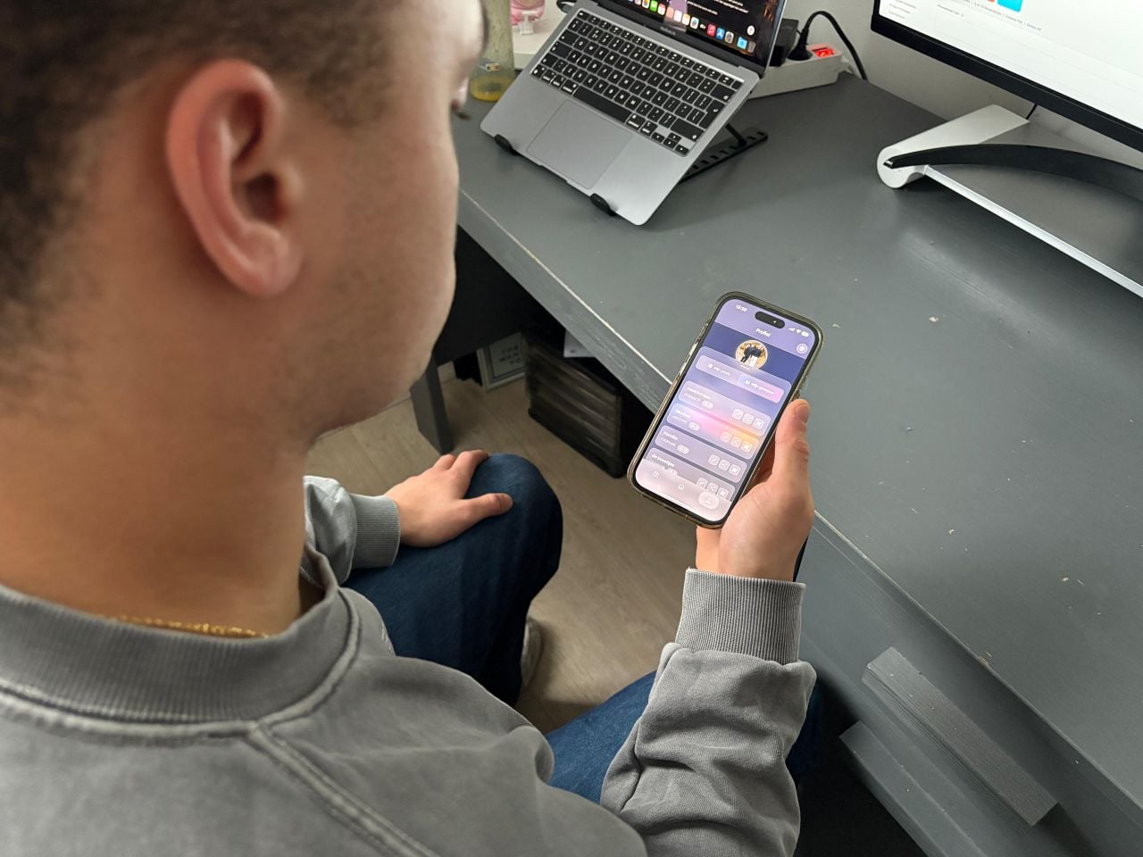 Kees Jan laat zien hoe Famly werkt.