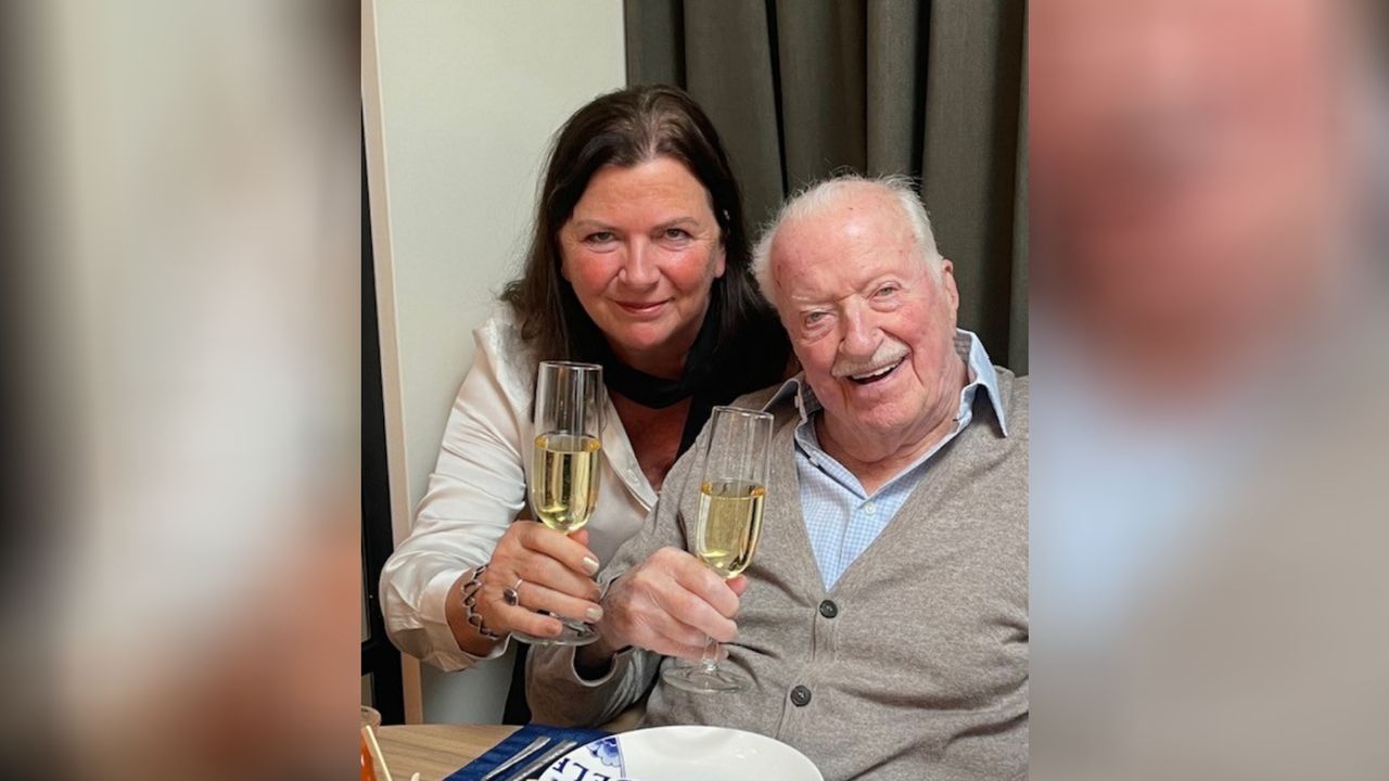 Yolanda en Henk Kole proosten op 2025 (foto: familie-archief).le).