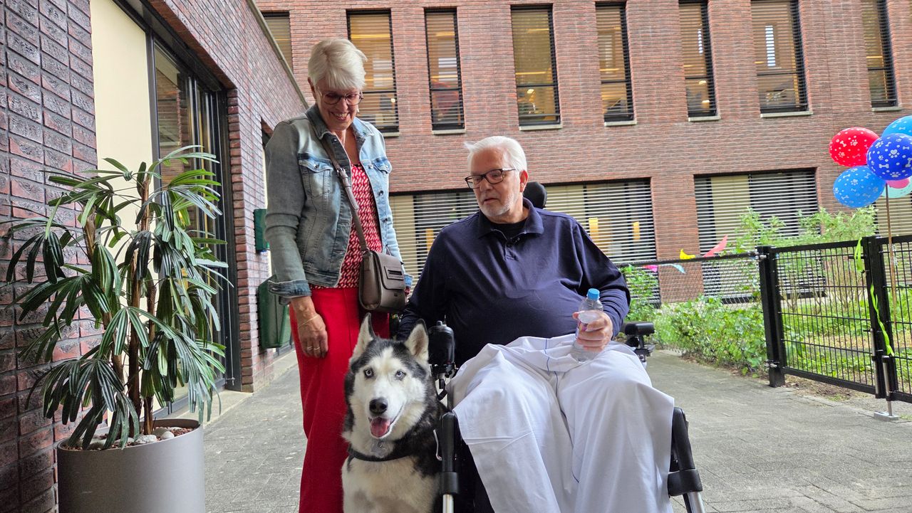 Pim de Vries ziet zijn hond Kaya voor het eerst na ruim vier weken in het ziekenhuis (foto: Noël van Hooft).