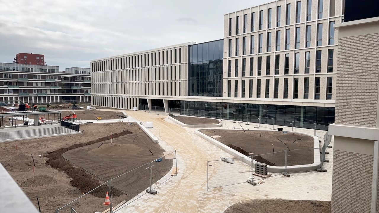 Vanaf hun kamer kijken de studenten op het gebouw van Avans Hogeschool (foto: Megan Hanegraaf).