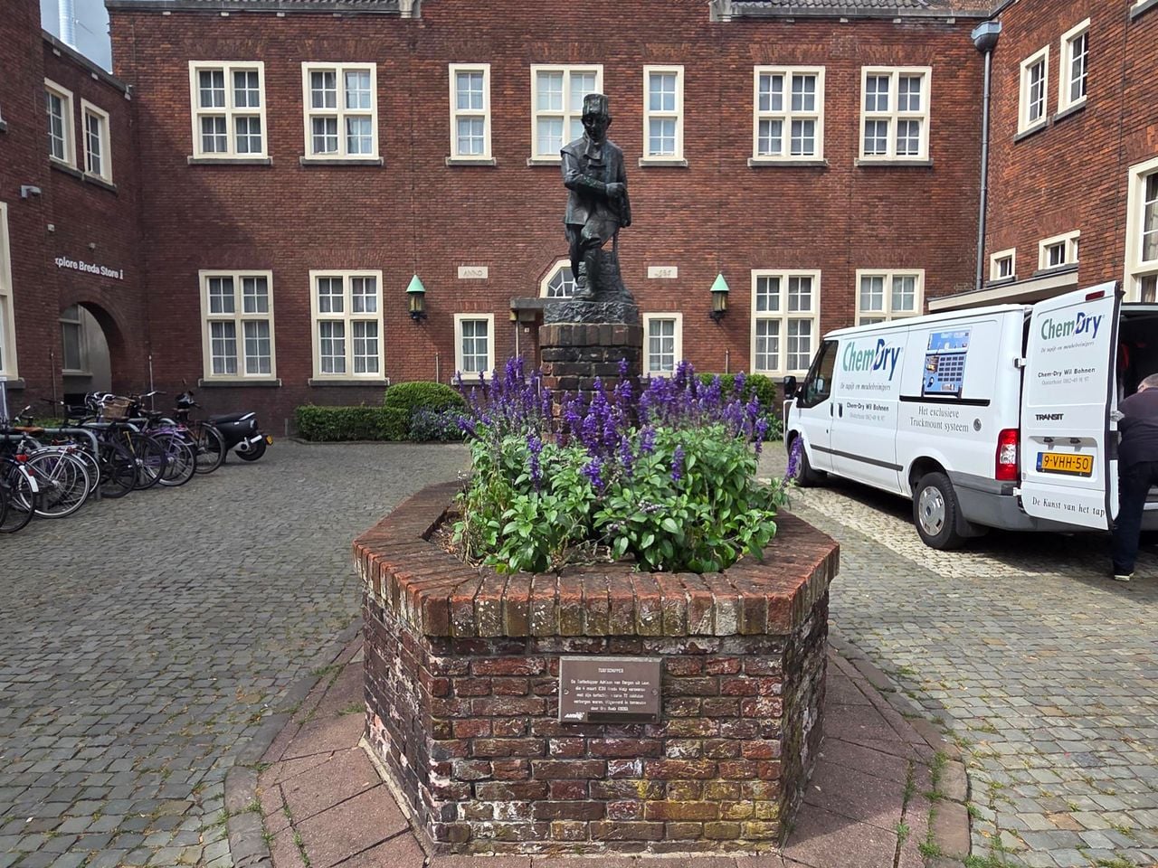 Het beeldje van turfschipper Adriaan van Bergen dat achter het stadhuis van Breda staat (foto: Henk van Ingen/Omroep Brabant