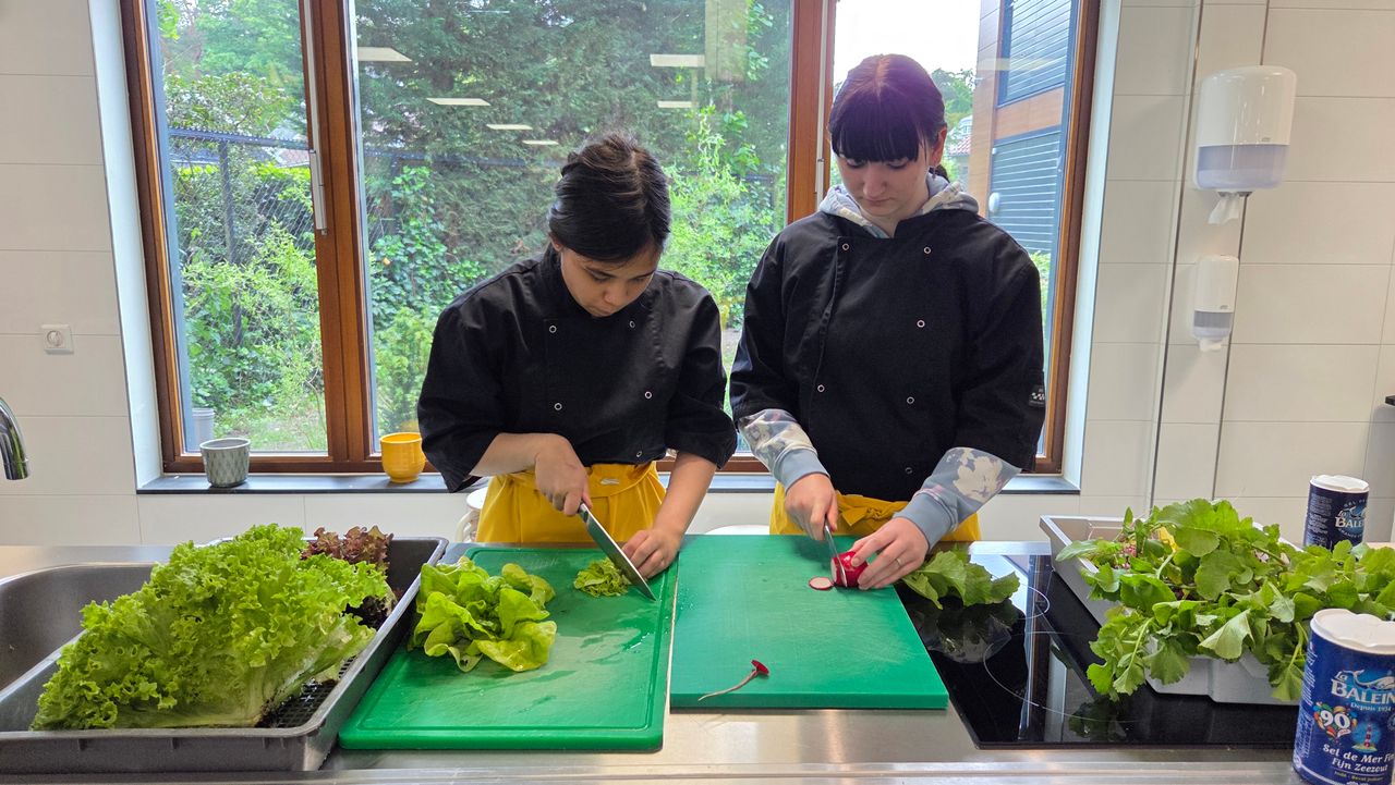 Leerlingen maken zelf de salades voor in de schoolkantine (foto: Noël van Hooft). 