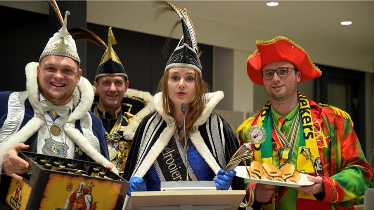 De prinsen van Drimmelen nemen de taak van de burgemeester over in de clip. (foto: YouTube)