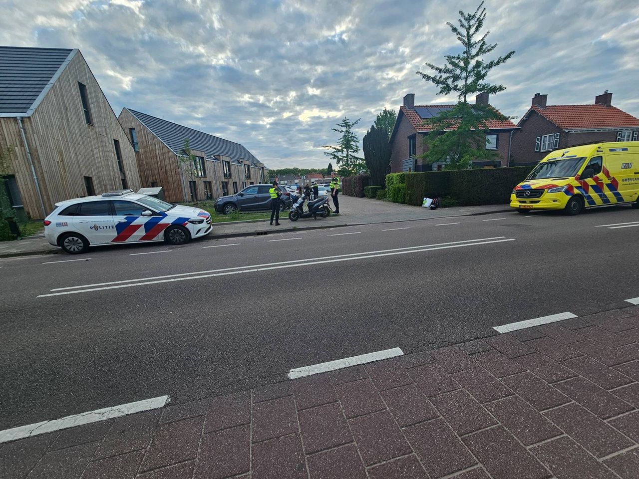 Bestuurder van scooter raakt gewond na botsing met auto (foto: Addy Smits/Persbureau Heitink).