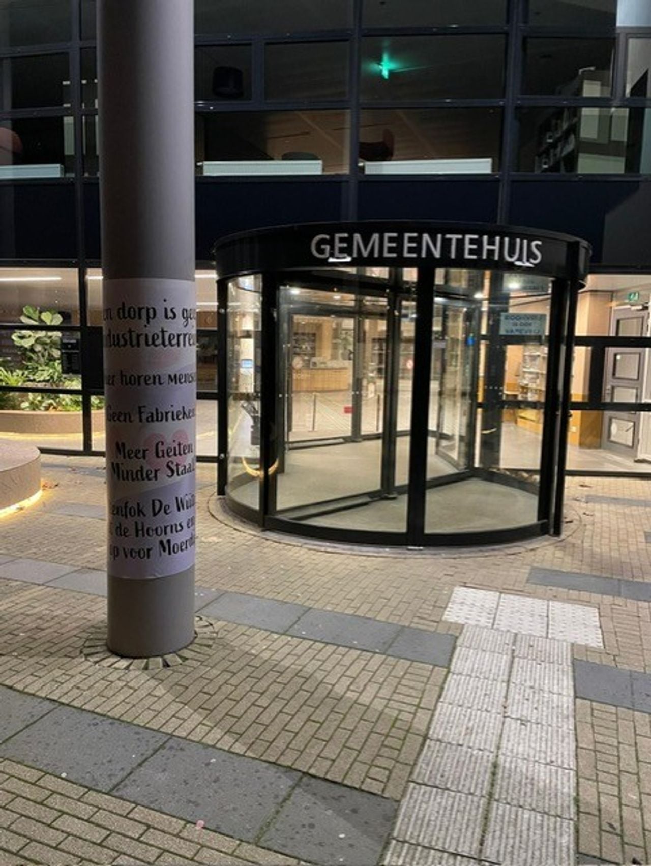 De posters bij het gemeentehuis (foto: De plaatsnaamborden die nu in Moerdijk staan (foto: Geitefok de Wiite Sik).